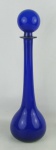 Garrafa bojuda de coleção, de gargalo alto, em vidro opalinado no tom azul. Parte interna na cor leitosa. Alt. 44,5cm.