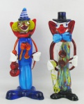 Duas esculturas em murano policromado, representando "Palhaços". Uma com dois lascados em um pé. Alts. 24 e 23,5cm.