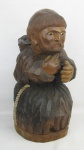 A. Jorge - Arte Popular - Escultura em madeira entalhada representando "Frade". Assinada e datada de 1985 na base. Apresenta fissura no verso. Alt. 42cm.