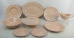 Aparelho de jantar em faiança inglesa no tom rosa, com marca da manufatura Johnson Bros no verso, composto de terrina com tampa, saladeira, molheira, prato para bolo, 3 travessas, 9 pratos rasos, 12 fundos e 13 para sobremesa, destes para sobremesa 8 são da manufatura Peach Petal Grindley, com o mesmo tom de rosa e minúscula diferença na decoração. Dois pratos para sobremesa com bicados na parte de trás da borda e terrina com pequeno fio de cabelo. Total de 41 peças. Med. terrina 12x25x23cm.