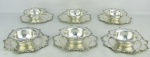 Conjunto de 6 lavandas com presentoir em prata contrastada e com marca do teor 800 milésimos, decoradas com trabalhos de folhagens e arabescos nas bordas. Med. lavanda 4,5x14,5x13cm. Peso 1.545g.