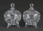 Par de compoteiras em demi cristal translúcido, com lapidações de folhas e frutos em relevo. Alt. 20,5cm.