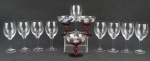 Doze taças em cristal, sendo 9 para vinho do porto com lapidações de folhas em satiné e 3 para champagne, decoradas com pintura de folhas de parreiras, cachos de uva e hastes no tom rosa. Alts. 14,5 e 9cm.