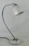 Luminária de mesa para uma luz, em metal prateado e vidro translúcido. Cúpula com regulagem. Metal com desgastes causados pelo tempo. Alt. 42cm.