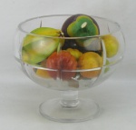 Centro de mesa em cristal translúcido decorado com lapidações de sulcos. Acompanha 14 frutas decorativas, sendo 4 em madeira e 10 em isopor. Med. 15x18,5cm.