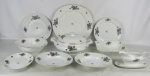 Aparelho de jantar, anos 60, em porcelana Mauá, com decoração floral em policromia, composto de sopeira, terrina com tampa, prato para bolo, saladeira, 3 legumeiras, 2 travessas, molheira, 23 pratos rasos, 6 pratos fundos e 8 para sobremesa. Seis pratos rasos com lascadinhos na borda, tendo fio de cabelo, e uma travessa e molheira com lascadinhos na borda. Total de 47 peças. Med. sopeira 19x28x24cm.