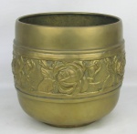 Cachepot em metal dourado, com resquícios da marca da manufatura na base. Decorado com rosas e folhas em relevo. Pequenos desgastes causados pelo tempo. Med. 20,5x22cm.