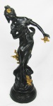 Escultura em petit bronze patinado, "Figura Feminina com flores"