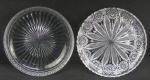 Dois pratos para bolo em cristal da Bohemia, tendo um lapidações de sulcos e rosetas e o outro bico de jaca e sulcos bisotados. Diamts. 25cm.