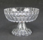 Centro de mesa de pé, em cristal com lapidações dedão. Med. 12,5x18cm.