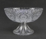 Centro de mesa em cristal tcheco, com lapidações dedão, sulcos bisotados e rosetas. Med. 14,5x22,5cm.