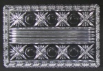 Bandeja de borda elevada em cristal da Bohemia, com lapidações em sulcos, estrelas e círculos. Med. 2x30x19,5cm.