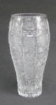 Vaso em cristal da Bohemia, com ricas lapidações em sulcos e rosetas. Alt. 25cm.