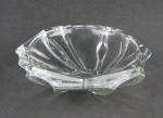 Centro de mesa em grosso cristal tcheco, com trabalhos em largos sulcos. Borda com chanfrados. Med. 7,5x25cm.
