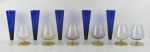 a) Seis taças para conhaque em fino cristal de diversas cores e bases em dourado. Alt. 14cm. b) Cinco flutes em vidro na cor azul cobalto. Base translucida. Alt. 23,5cm.