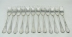 Christofle - Raro conjunto de 23 garfo franceses com marca da manufatura, sendo 12 grandes e 11 para sobremesa, apresentando dentes juntos até certa altura. Compts. 21,5 e 19cm.