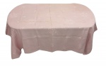 Toalha com 8 guardanapos em linho na cor rosa, com bordados. Med. 160x232cm.