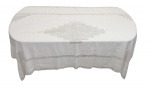 Toalha de mesa com 10 guardanapos com bordados. Marcas de uso e guardado. Med. 246x154cm.