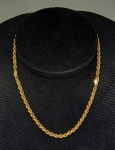 Cordão em ouro 18k, entrelaçados. Comp. aberto 41,5cm. Peso 21.6g. Este ítem não se encontra no local do leilão.