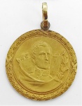 Medalha em ouro 18k, apresenta gravado República Argentina - El Ministro de Guerra Al Coronel Paulo De Figueiredo - Rio de Janeiro. 7 - IX - 1941. Diam. 3,5cm. Peso 26.4g. Este ítem não se encontra no local do leilão.