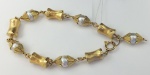 Pulseira em ouro 18k, com perolas. Comp. aberta 20cm. Peso 18.2g. Este ítem não se encontra no local do leilão.