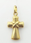 Pingente em ouro 18k, na forma de cruz. Alt. 2,5cm. Peso 1.3g. Este ítem não se encontra no local do leilão.