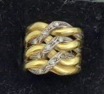 Anel em ouro 18k, branco e amarelo, com diamantes . Aro 16. Peso 9.2g. Este ítem não se encontra no local do leilão.
