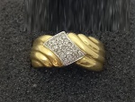 Anel em ouro 18k, contratado branco e amarelo, com diamantes. Aro 17. Peso 5.1g. Este ítem não se encontra no local do leilão.