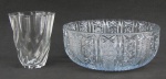 Duas peças em demi cristal translúcido, sendo bowl lapidado com estrelas, rosetas e sulcos, e vaso francês localizado France em relevo na base, com facetados e gomos curvos. Med. bowl 9,5x23,5cm e Alt. vaso 13cm.