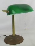 Luminária de mesa em metal dourado com trabalhos em gomos. Cúpula em vidro opalinado no tom verde, com parte interna na cor leitosa. Metal com desgastes causados pelo tempo. Alt. 33cm.