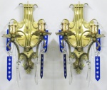 Par de apliques de parede, para duas velas, em metal dourado e bronze. Pingentes e contas em cristal lapidado, no tom azul cobalto e translúcido. Alguns pingentes com bicadinhos. Med. 25,5x16,5x11,5cm.