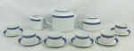 Aparelho para chá em porcelana tcheca, com decoração floral em policromia, composto de bule, leiteira, açucareiro e 6 xícaras. Alt. bule 15cm.