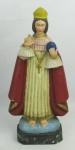 Menino Jesus de Praga - Imagem sacra em madeira entalhada e policromada. Assinada Marcos no verso. Alt. 26,5cm.