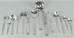 Faqueiro completo para 12 pessoas em metal espessurado a prata, com marca da manufatura Wolff - Prata 90, composto de 12 facas grandes, 12 garfos grandes, 12 colheres grandes, 12 facas para sobremesa, 12 garfos para sobremesa, 12 colheres para sobremesa, 12 facas para peixe, 12 garfos para peixe, 12 colheres para chá, 12 para café e 10 peças para serviço. Total de 130 peças.