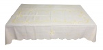 Toalha de mesa com 12 guardanapos com bordados no tom amarelo. Med. 2,84x1,50cm.