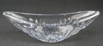 Baccarat - Centro de mesa em cristal translúcido na forma de naveta com marca da Cristallerie na base, decorado com lapidações de sulcos pontiagudos. Base com pequenos lascadinhos.  Med. 14x47,5x19cm.