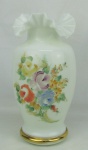 Vaso em vidro opalinado no tom leitoso, decorado com pintura floral em policromia. Borda trabalhada em babados. Base com detalhes em dourado. Alt. 34,5cm.