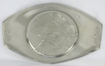 WMF - Placa de pendurar em metal alemão, espessurado a prata, com marca da manufatura no verso, decorada ao centro com trabalhos em relevo representando Figura alada com instrumento musical. Med. 43x29,5cm.