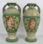 Par de vasos em faiança decorados com pintura floral esmaltada, policromada e em relevo. Alt. 18,5cm.
