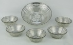Saladeira e 5 bowlzinhos em cristal lapidado com sulcos, decorado com trabalhos de flores e faixas em prata. Med. saladeira 6x21cm.