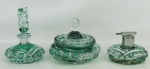 Conjunto de poseira e 2 perfumeiros em cristal tcheco, no tom verde, decorados com lapidações translúcidas de rosetas, sulcos e estrelas. Um perfumeiro com guarnições em metal prateado, este faltando o borrifador, e o outro com lascado na parte interna da tampa. Alt. maior e menor 15 e 8cm.