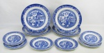 Doze pratos em porcelana inglesa, com marca da manufatura Woods Ware no verso, sendo 6 rasos e 6 para sobremesa, com decoração pombinhos no tom azul. Diamt. 25 e 17,5cm.
