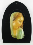 E. Saroldi (Itália, 1878-1954) - Placa em faiança italiana policromada representando "Madonna", estando esta sobre placa em vidro negro. Assinada. Pequenos desgastes na policromia e apresenta uma discreta fissura. Med. da placa 30x15cm.