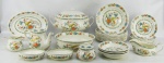 Aparelho de jantar em faiança portuguesa, com marca da manufatura Sacavem na base, com decoração floral e pássaros em policromia, composto de sopeira, saladeira, 2 pequenas tigelas ovais, molheira, bule, leiteira, açucareiro, 16 pratos rasos, 8 fundos, 5 para salada e 4 para sobremesa. Um prato fundo com fios de cabelo. Total 41 peças.