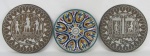 a) Par de medalhões em cobre, decorados com trabalhos prateados, representando figuras egípcias. Diam. 30cm. b) Medalhão em cerâmica, decorado com pintura esmaltada e policromada.  Diam. 27cm.