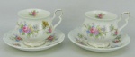 Par de xícaras de coleção em porcelana inglesa, com marca da manufatura Royal Albert Colleen na base, decorados com pintura floral em policromia. Detalhes em dourado. Alt. xícara 9cm.
