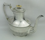 Bule inglês em metal espessurado a prata possivelmente inglês, com marca da manufatura Daniel & Arter E.P.N.S. na base. Decorado com trabalhos de gomos e folhas em relevo. Discreta perda no prateado. Alt. 22cm.