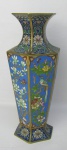 Vaso sextavado em cloisoné oriental, com decoração de flores, folhas, pássaros e borboletas em policromia. Detalhes em dourado. Alt. 26cm.