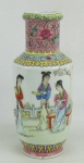 Vaso em porcelana oriental, com marca na base, decorado com pintura de flores, folhas, arabescos e com gueixas em policromia. Alt. 25cm.
