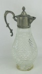Claret jug italiano em metal espessurado a prata e cristal com lapidações bico de jaca e sulcos. Localizado Italy no metal. Base com trincado e metal com pequenos desgastes causados pelo tempo. Alt. 31cm.